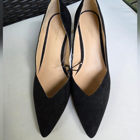 Ann Taylor Black Suede Pumps Size 7 NWT - Picture 2 of 7